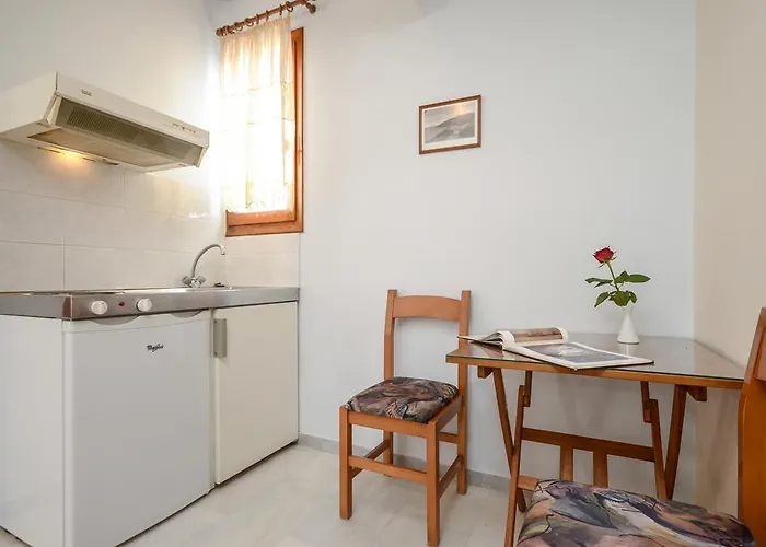 Valetta * Naxos City